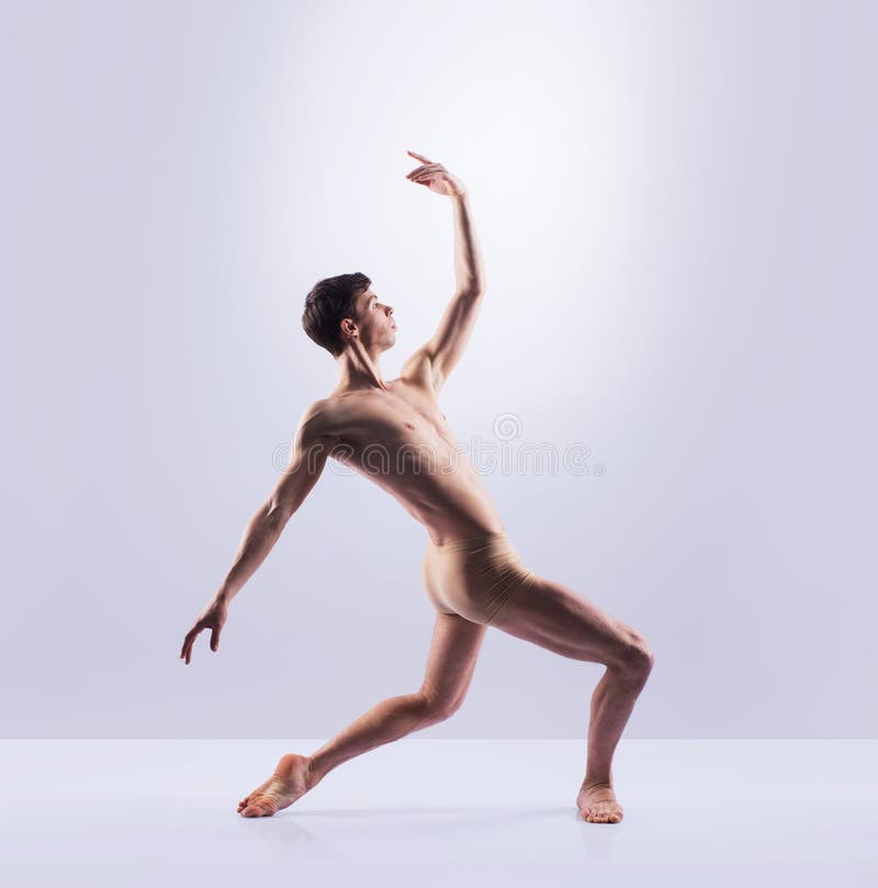 Atletische balletdanser in het perfecte vorm presteren royalty-vrije stock afbeeldingen Atletische balletdanser in het perfecte vorm presteren royalty-vrije stock afbeeldingen