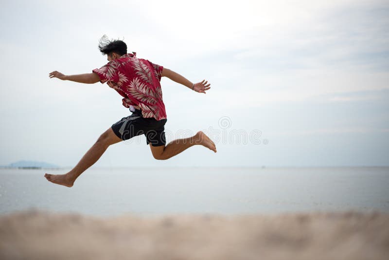 Atletische jonge mens die van de zomer genieten stock fotografie Atletische jonge mens die van de zomer genieten stock fotografie