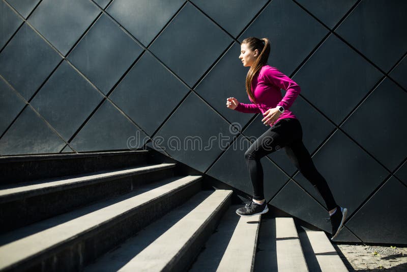 Atletische vrouw het lanceren treden tijdens cardio interval opleiding royalty-vrije stock afbeelding Atletische vrouw het lanceren treden tijdens cardio interval opleiding royalty-vrije stock afbeelding