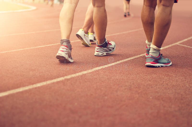 Atletyka ludzie chodzi ćwiczenie na tropią śródpolny plenerowego fotografia royalty free Atletyka ludzie chodzi ćwiczenie na tropią śródpolny plenerowego fotografia royalty free