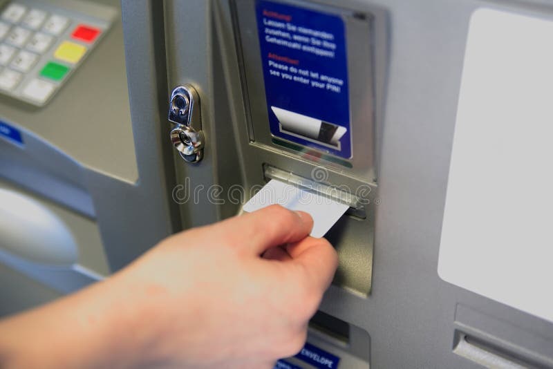 ATM mano Femminile inserti di carta di credito.