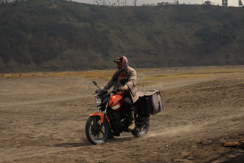 A atmosfera das montanhas de Bromo na manh?, que ? frio e nevoento fotos de stock A atmosfera das montanhas de Bromo na manh?, que ? frio e nevoento fotos de stock
