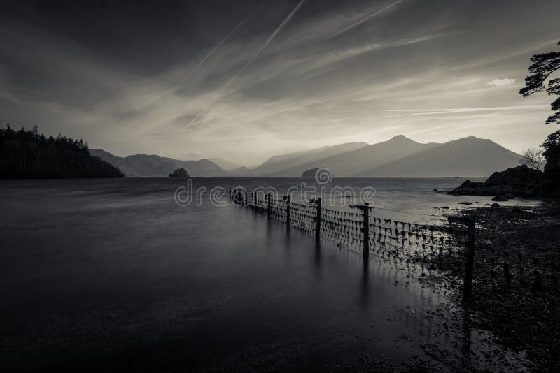 Atmosferische Mening van de Bergen bij Derwentwater-Meer in het Meerdistrict stock foto's Atmosferische Mening van de Bergen bij Derwentwater-Meer in het Meerdistrict stock foto's