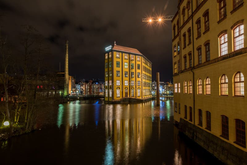 Atmósfera de la Navidad en Norrkoping, Suecia. Norrkoping, Suecia - 8 de diciembre de 2014: Atmósfera de la Navidad en el viejo paisaje industrial de Norrkoping El paisaje industrial famoso está iluminado durante tiempo de la Navidad y Noche Vieja