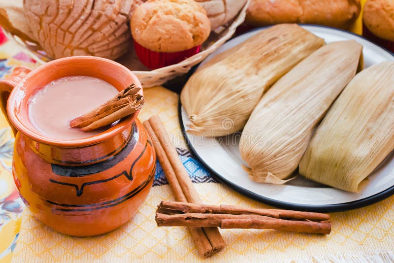 Atole DE chocolate, de Mexicaanse traditionele drank en tamales, maakten met kaneel en chocolade in Mexico royalty-vrije stock foto Atole DE chocolate, de Mexicaanse traditionele drank en tamales, maakten met kaneel en chocolade in Mexico royalty-vrije stock foto
