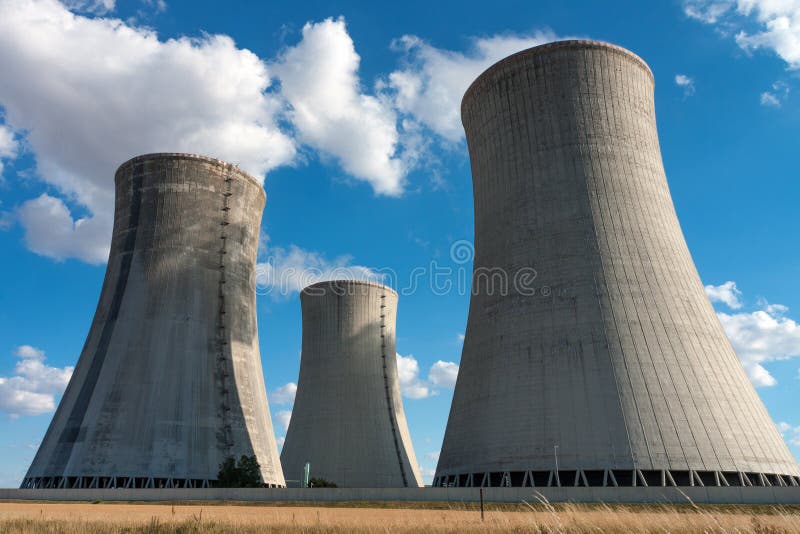 Atomkraftwerk, Kühltürme gegen blauen Himmel lizenzfreie stockfotos Atomkraftwerk, Kühltürme gegen blauen Himmel lizenzfreie stockfotos