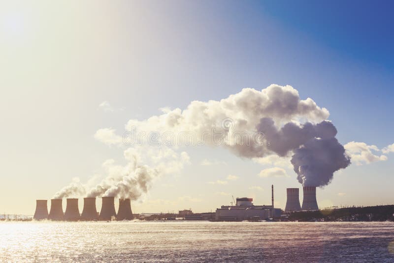 Atomkraftwerk oder NPP, Wolken des dicken Rauches, radioaktive Energie lizenzfreies stockfoto