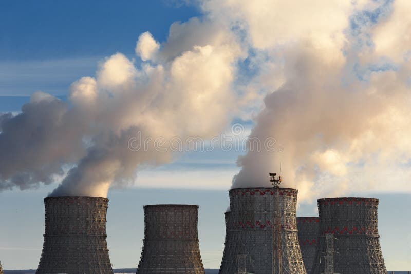 Atomkraftwerk, Wolken des dicken Rauches von Kühltürmen oder Kamine, atomaratomenergiekonzept stockbild