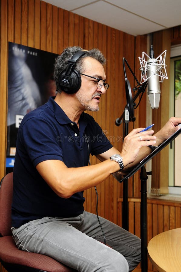 Ator de dobragem de animação em cabine de gravação_Caixa de rádio imagem de stock royalty free
