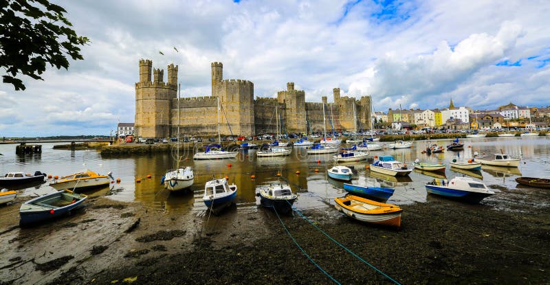 Atracción histórica del norte de País de Gales del castillo de Caernarfon fotos de archivo libres de regalías