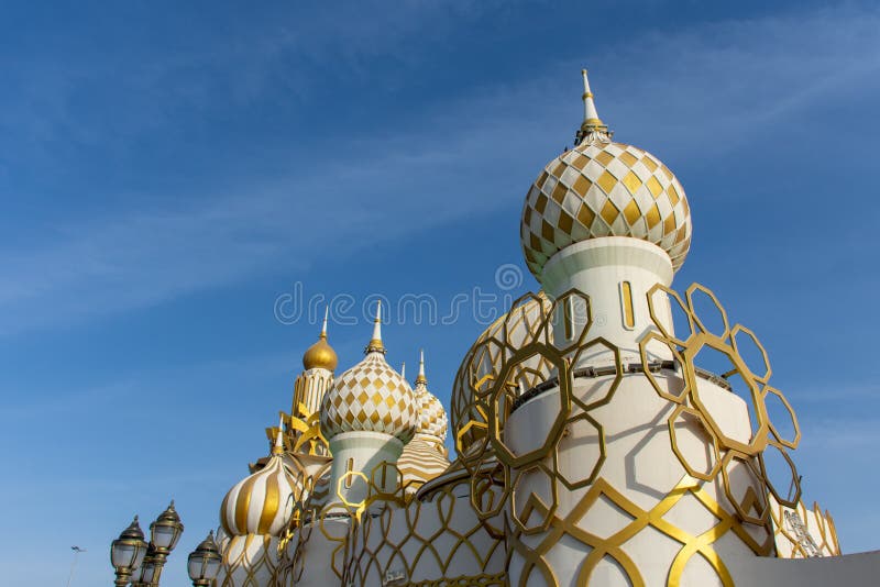 Atracción turística del pueblo global en Dubai que representa tiendas globales y diversión que mira hacia arriba los edificios y fotografía de archivo Atracción turística del pueblo global en Dubai que representa tiendas globales y diversión que mira hacia arriba los edificios y fotografía de archivo