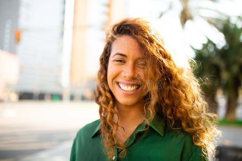 Atractiva joven latina sonriendo afuera imágenes de archivo libres de regalías