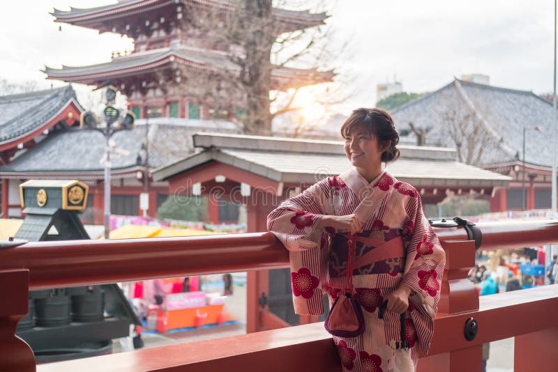 Atrakcyjna azjatykcia kobieta jest ubranym kimono przy Sensoji Asakusa świątynią, obraz royalty free Atrakcyjna azjatykcia kobieta jest ubranym kimono przy Sensoji Asakusa świątynią, obraz royalty free