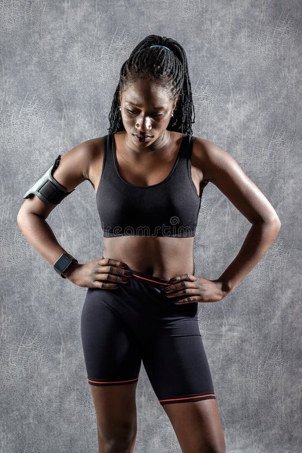 Atrakcyjna Czarna nastoletnia dziewczyna w sportswear fotografia stock Atrakcyjna Czarna nastoletnia dziewczyna w sportswear fotografia stock