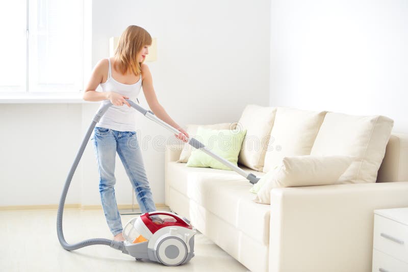 Dziewczyny cleaning kanapa zdjęcie royalty free Dziewczyny cleaning kanapa zdjęcie royalty free