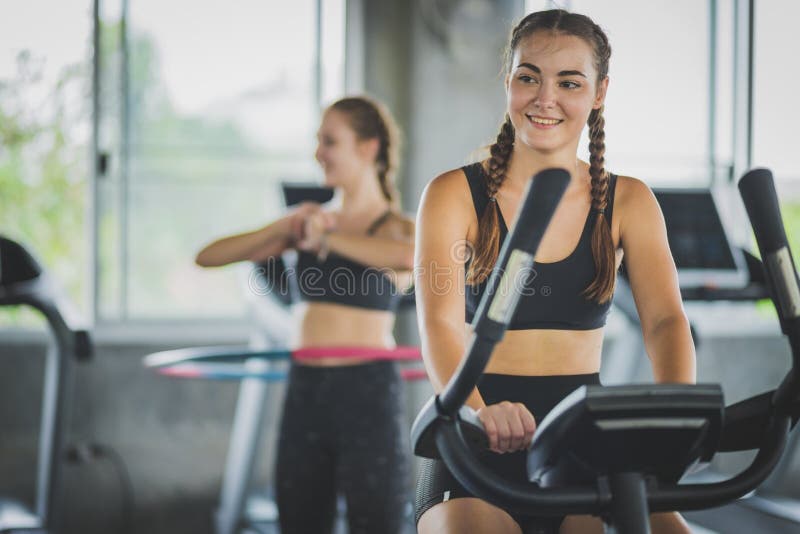 Atrakcyjna kobieta jechać na rowerze w gym, ćwiczy nogi robi cardio treningu kolarstwu jechać na rowerze Sprawno?? fizyczna klub zdjęcia royalty free Atrakcyjna kobieta jechać na rowerze w gym, ćwiczy nogi robi cardio treningu kolarstwu jechać na rowerze Sprawno?? fizyczna klub zdjęcia royalty free