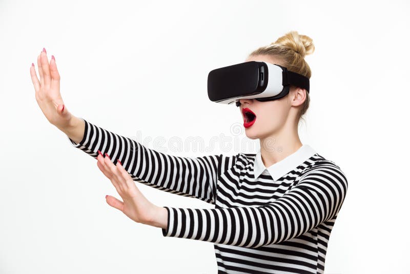 Atrakcyjna kobieta jest ubranym rzeczywistość wirtualna gogle VR słuchawki fotografia stock