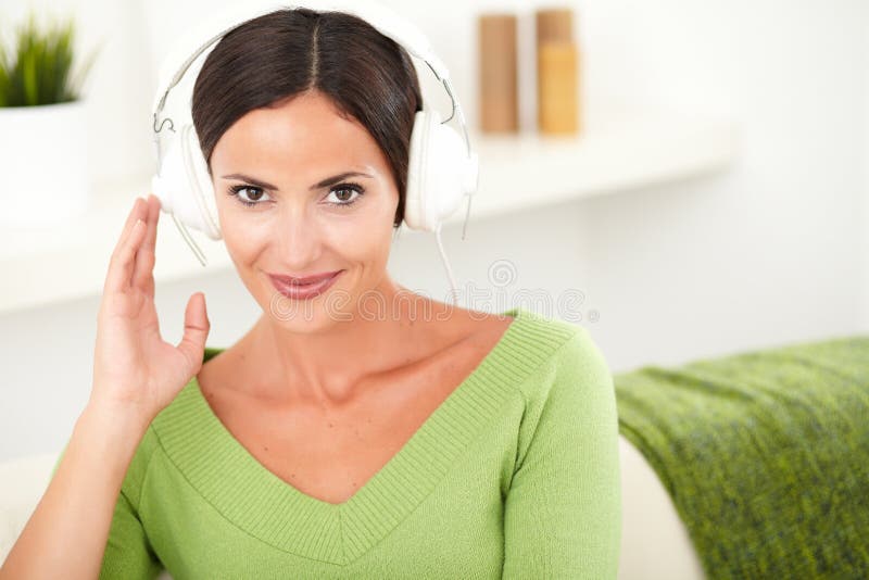 Download Atrakcyjna Kobieta Spokojnie Słucha Muzyka Obraz Stock - Obraz złożonej z smiling, plecy: 53792515