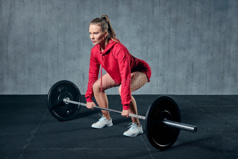 Atrakcyjna młoda sporty kobieta jest pracująca w gym out Mięśniowa kobieta kuca z barbell zdjęcie royalty free Atrakcyjna młoda sporty kobieta jest pracująca w gym out Mięśniowa kobieta kuca z barbell zdjęcie royalty free