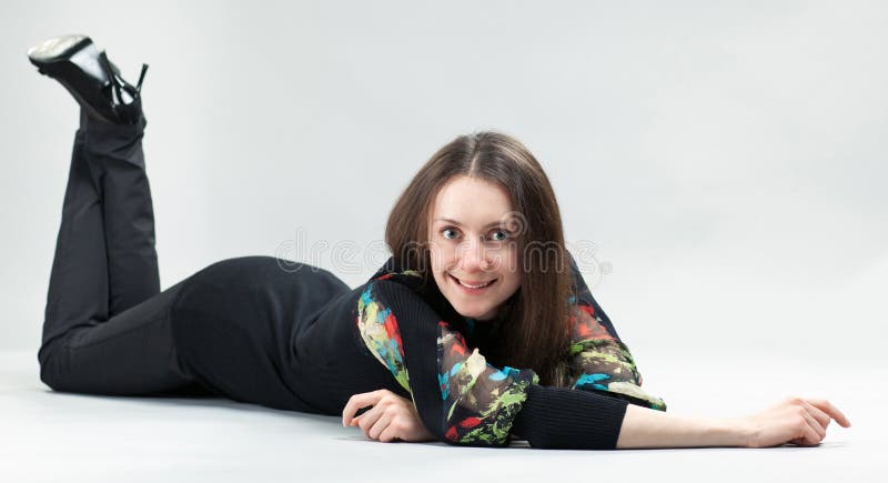 Atrakcyjna młoda uśmiechnięta brunetka fotografia stock Atrakcyjna młoda uśmiechnięta brunetka fotografia stock