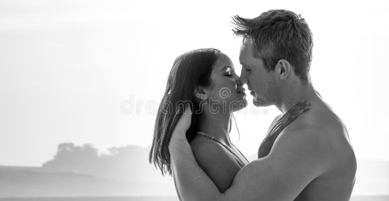 Atrakcyjna potomstwo para cieszy się romantycznego buziaka fotografia stock Atrakcyjna potomstwo para cieszy się romantycznego buziaka fotografia stock