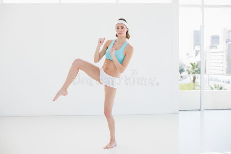 Atrakcyjna sporty kobieta robi sportom ćwiczy w sport sala obraz stock Atrakcyjna sporty kobieta robi sportom ćwiczy w sport sala obraz stock
