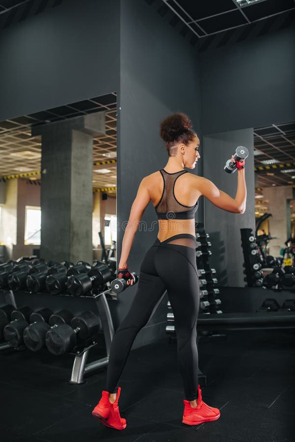 Atrakcyjna sprawność fizyczna bawi się dziewczyny w gym obrazy stock Atrakcyjna sprawność fizyczna bawi się dziewczyny w gym obrazy stock