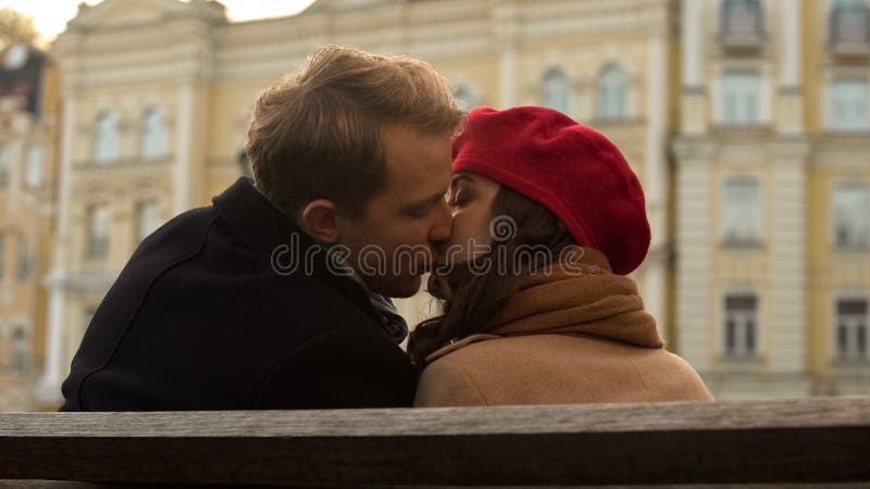 Atrakcyjni młodzi ludzie całuje pierwszy raz, romantyczna atmosfera, jesień obraz stock Atrakcyjni młodzi ludzie całuje pierwszy raz, romantyczna atmosfera, jesień obraz stock