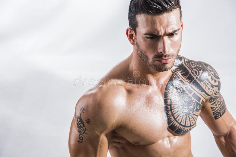 Atrakcyjny bez koszuli muscleman na bielu zdjęcia royalty free Atrakcyjny bez koszuli muscleman na bielu zdjęcia royalty free