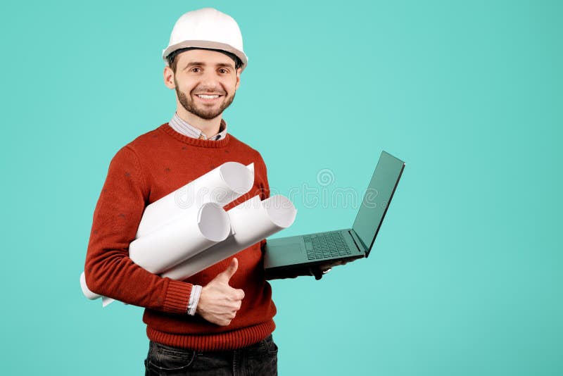 Atrakcyjny m?ody przystojny brodaty in?yniera, konstruktora m??czyzna w lub zdjęcie stock Atrakcyjny m?ody przystojny brodaty in?yniera, konstruktora m??czyzna w lub zdjęcie stock