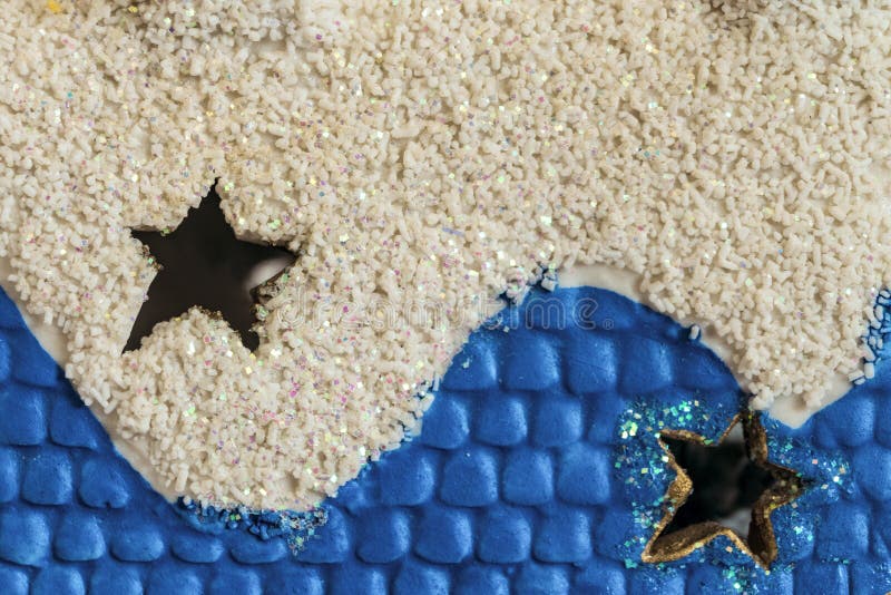 Através dos furos das estrelas em uma decoração branco-azul dos hristmas do ¡ de Ð imagens de stock Através dos furos das estrelas em uma decoração branco-azul dos hristmas do ¡ de Ð imagens de stock