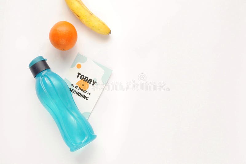 Atributos de um estilo de vida saudável: alimento, material desportivo no fundo branco com frase motivado Vista lisa com espaço d imagem de stock royalty free Atributos de um estilo de vida saudável: alimento, material desportivo no fundo branco com frase motivado Vista lisa com espaço d imagem de stock royalty free