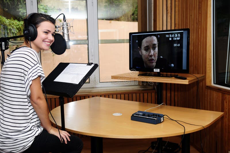 Atriz de dobragem de animação em estúdio de gravação imagem de stock royalty free