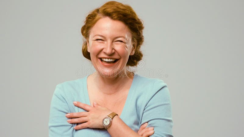 Atriz envelhecida meados de que mostra emoções da felicidade foto de stock Atriz envelhecida meados de que mostra emoções da felicidade foto de stock
