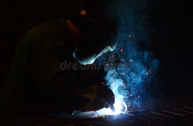 Att arbeta på växten gör svetsning av metall fotografering för bildbyråer Att arbeta på växten gör svetsning av metall fotografering för bildbyråer