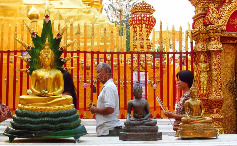 Att be för folk toGolden Buddhastatyn i buddistisk tempel arkivfoto Att be för folk toGolden Buddhastatyn i buddistisk tempel arkivfoto