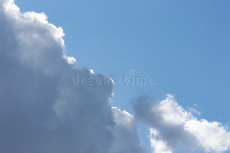 Att bölja grå vit fördunklar med blå himmel stormigt väder fotografering för bildbyråer Att bölja grå vit fördunklar med blå himmel stormigt väder fotografering för bildbyråer