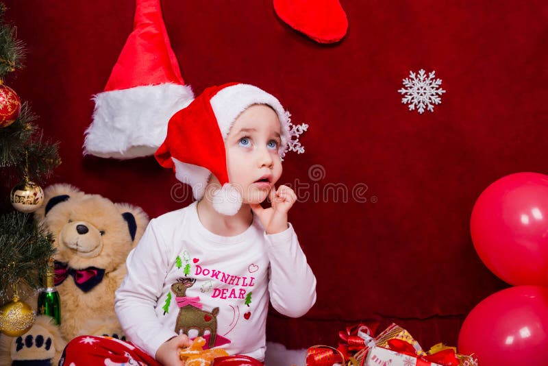 Att charma behandla som ett barn att drömma av julklappar royaltyfri fotografi Att charma behandla som ett barn att drömma av julklappar royaltyfri fotografi