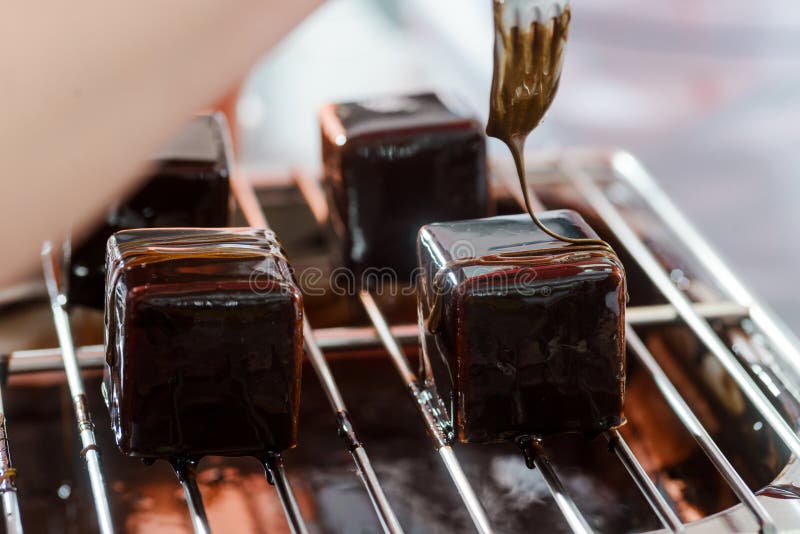 Att dekorera mousse bakar ihop med karamell arkivbilder Att dekorera mousse bakar ihop med karamell arkivbilder