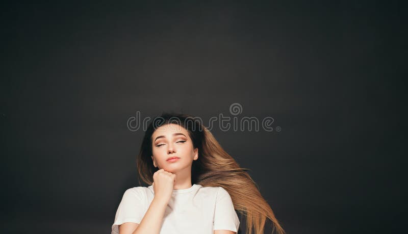 Att drömma om en ung kvinna som ligger på en svart skolelev gör en önskan i en inagerad toppsyn royaltyfri fotografi
