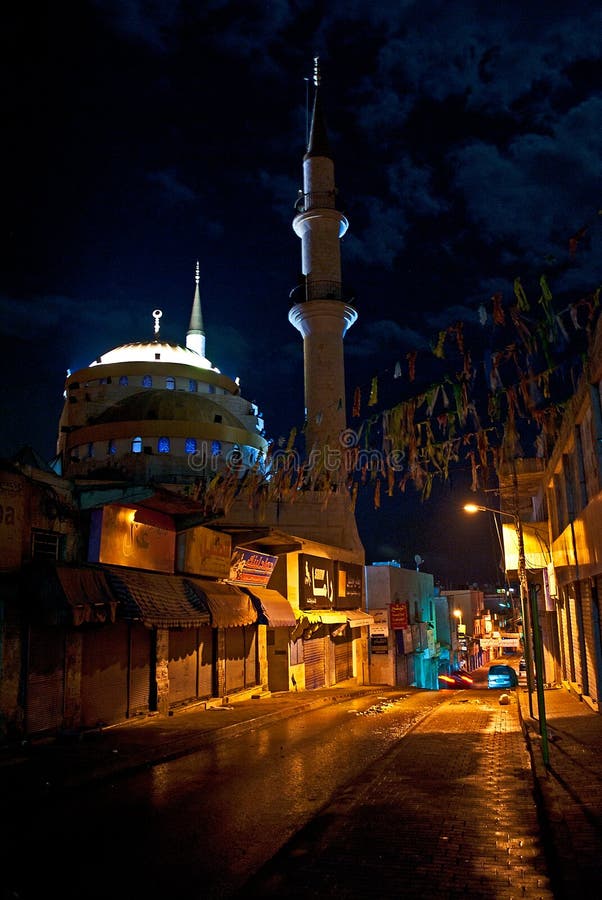 Att förbluffa sikt av den härliga moskén av Jesus Christ exponerade på natten i Madaba, Jordanien arkivfoto Att förbluffa sikt av den härliga moskén av Jesus Christ exponerade på natten i Madaba, Jordanien arkivfoto