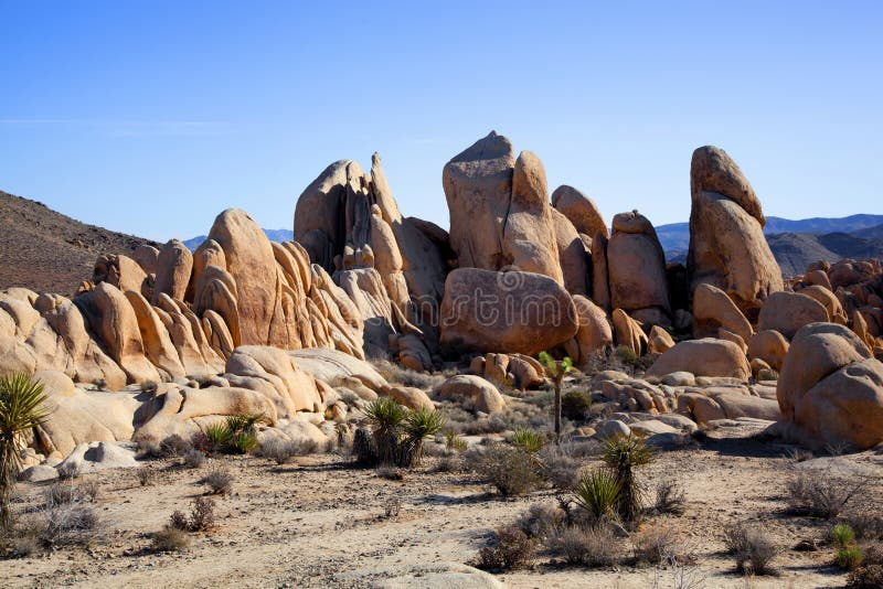 Att förbluffa vaggar bildande i Joshua Tree National Park royaltyfria foton Att förbluffa vaggar bildande i Joshua Tree National Park royaltyfria foton