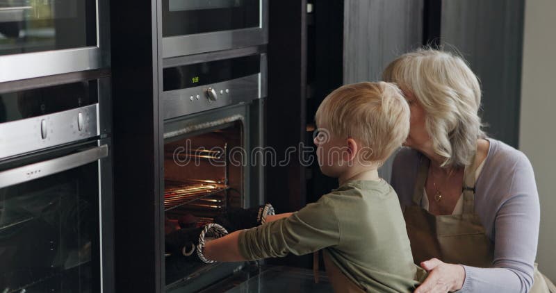 Att göra mat eller muffins med mormor och barnbarn i köket på ett hem tillsammans för att lära sig. Undervisningsfamilj eller lager videofilmer
