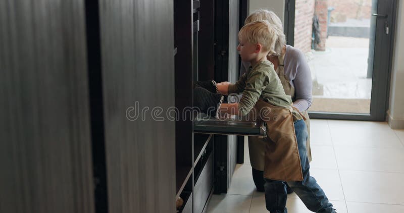 Att göra mat eller muffins tillsammans med en mormor och ett barnbarn i köket på ett hem för matlagning. Inlärning lager videofilmer