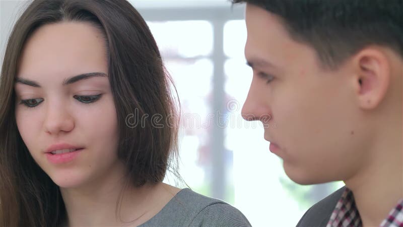 Att inleda diskussioner mellan en ung affärsman och kvinna arkivfilmer