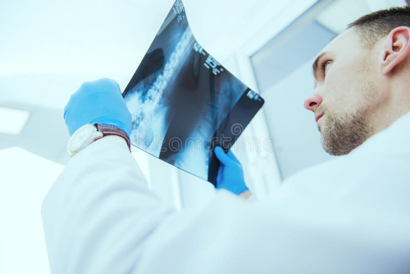 att kontrollera doktorn resulterar röntgenstrålen arkivfoton att kontrollera doktorn resulterar röntgenstrålen arkivfoton