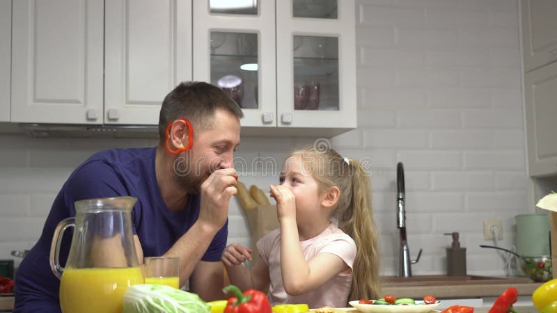 Att leka med mat är en barnglädje. Pappa är den bästa vän och mentor lager videofilmer