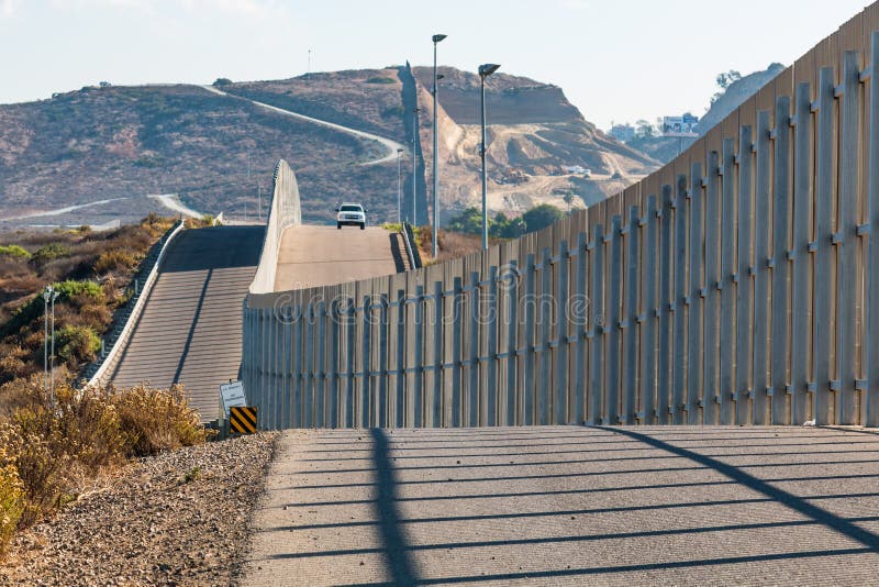 Att närma sig U S Gränsbevakningmedel på U S /Mexico gränsvägg royaltyfri fotografi Att närma sig U S Gränsbevakningmedel på U S /Mexico gränsvägg royaltyfri fotografi