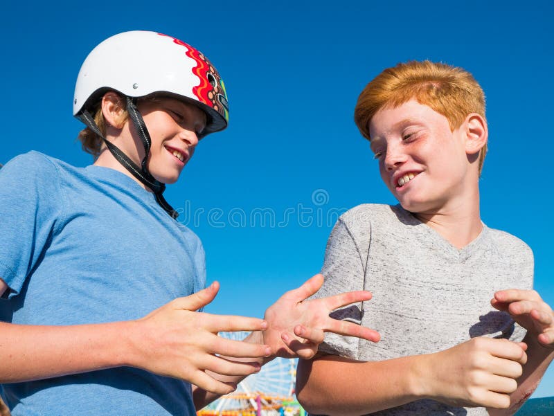 Att spela för pojkar vaggar, skyler över brister, sax på Santa Monica Pier fotografering för bildbyråer Att spela för pojkar vaggar, skyler över brister, sax på Santa Monica Pier fotografering för bildbyråer