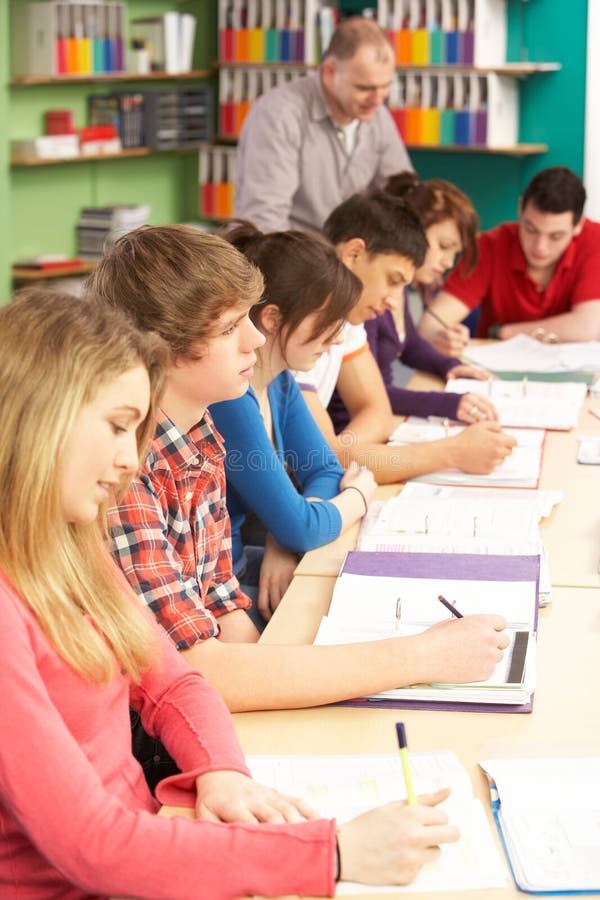 Att studera för klassrumdeltagare som är tonårs-, handleder